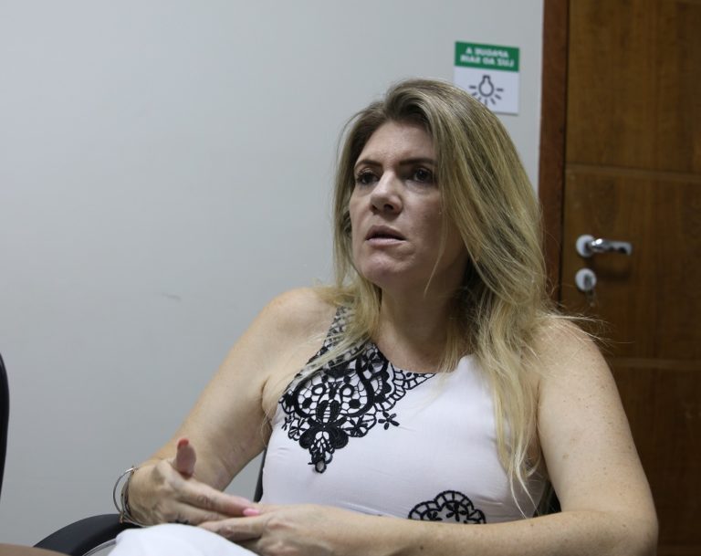 Promotora critica quem coloca fogo em estátuas e diz que não pretende viver um mundo socialista
