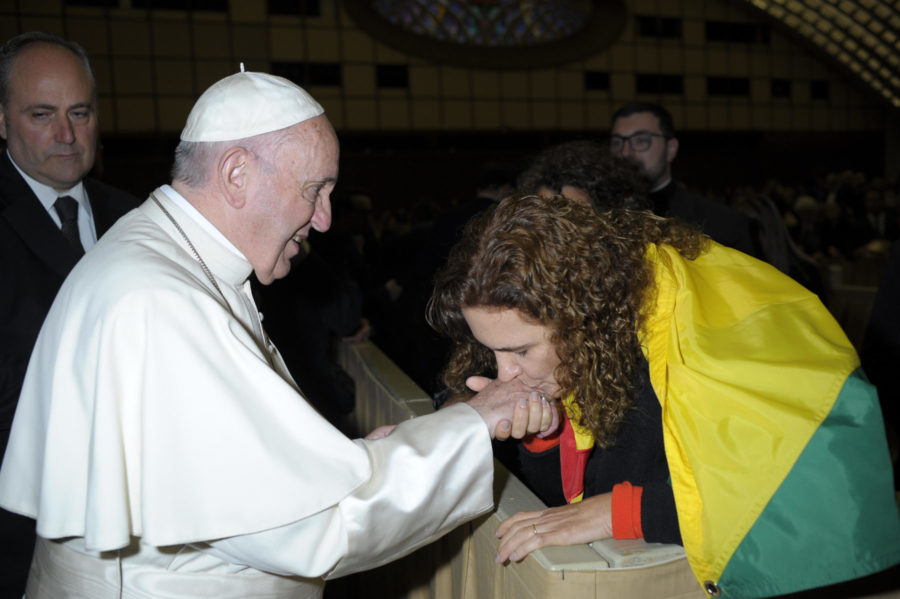 Enquanto prefeito e deputados afundam em lamaçal, primeira-dama ‘levita’ no Vaticano
