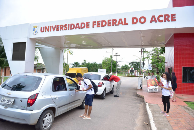 Ufac abre concurso com vagas para técnico-administrativo com salários de até  R$ 4 mil