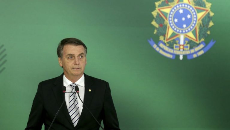 Bolsonaro encontra Macri, posse de armas, ONGs suspensas: comece o dia informado