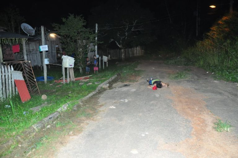 Homem de 25 anos é assassinado com aproximadamente 12 tiros no bairro Wilson Ribeiro