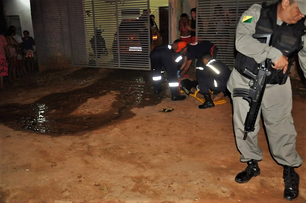 Dupla em motocicleta atira e fere jovem na cabeça, no bairro Mocinha Magalhães