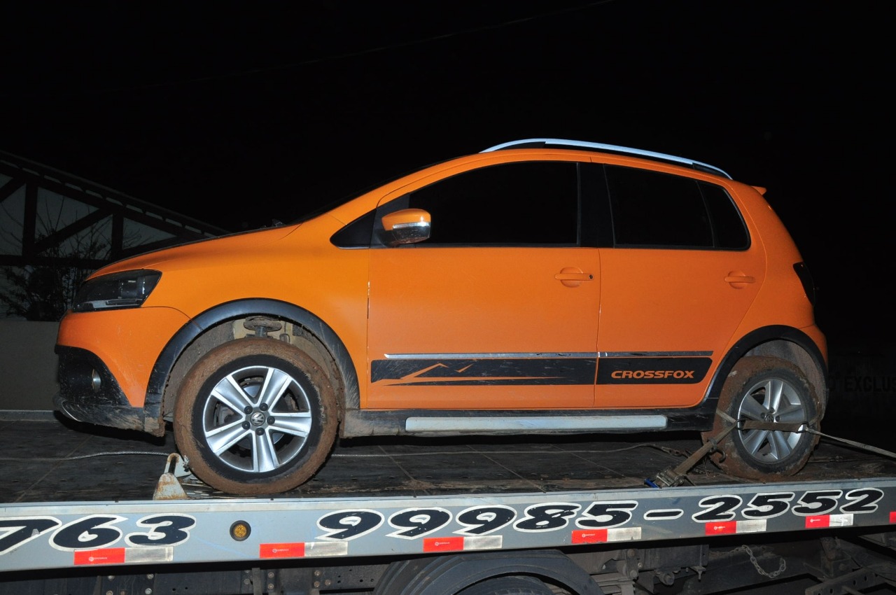 Criminosos abandonam carro roubado no bairro Boa União, após assaltar motorista