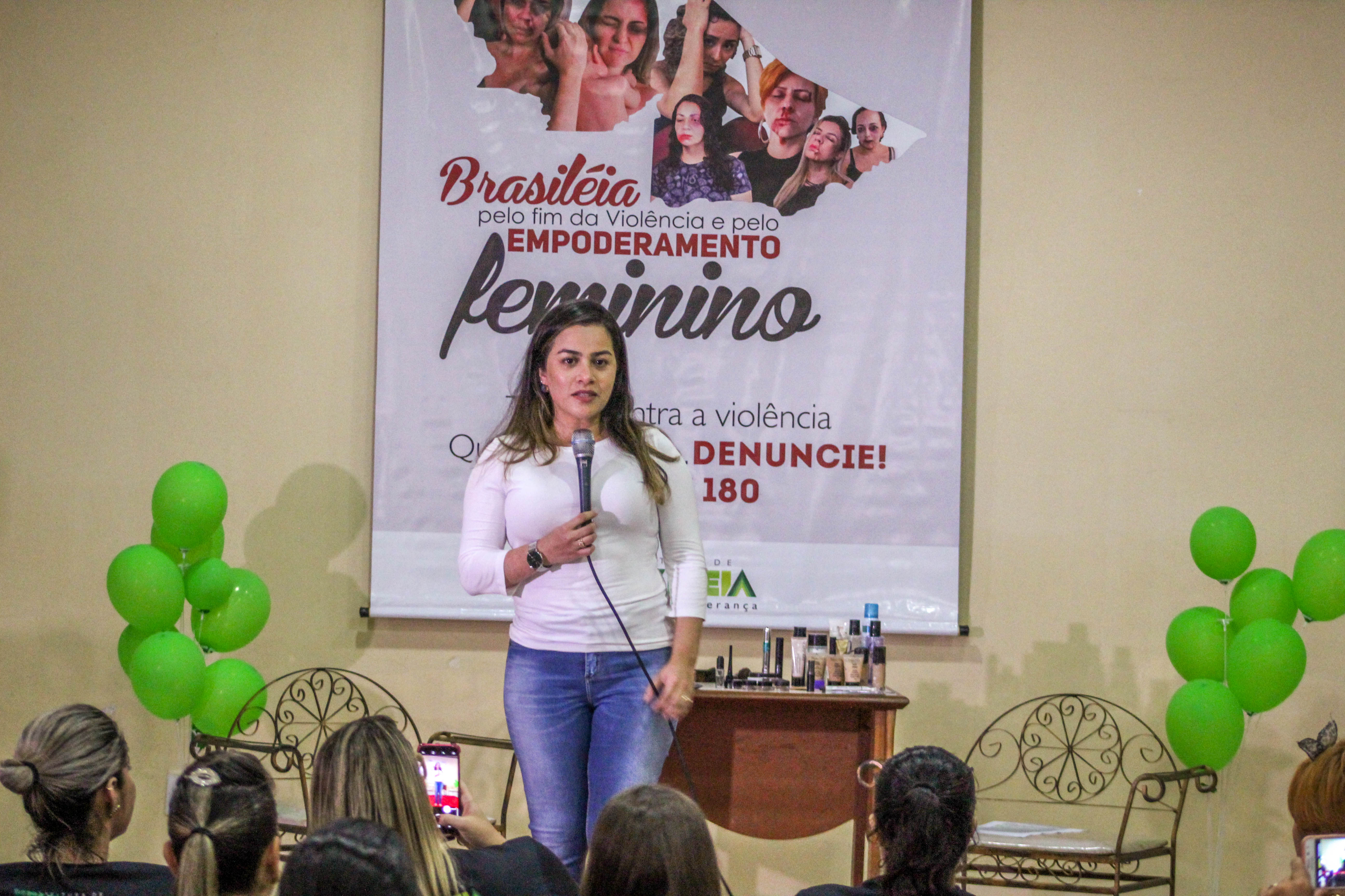 Campanha 16 Dias de ativismo pelo fim da violência contra a mulher encerra com palestras e desfile em Brasileia