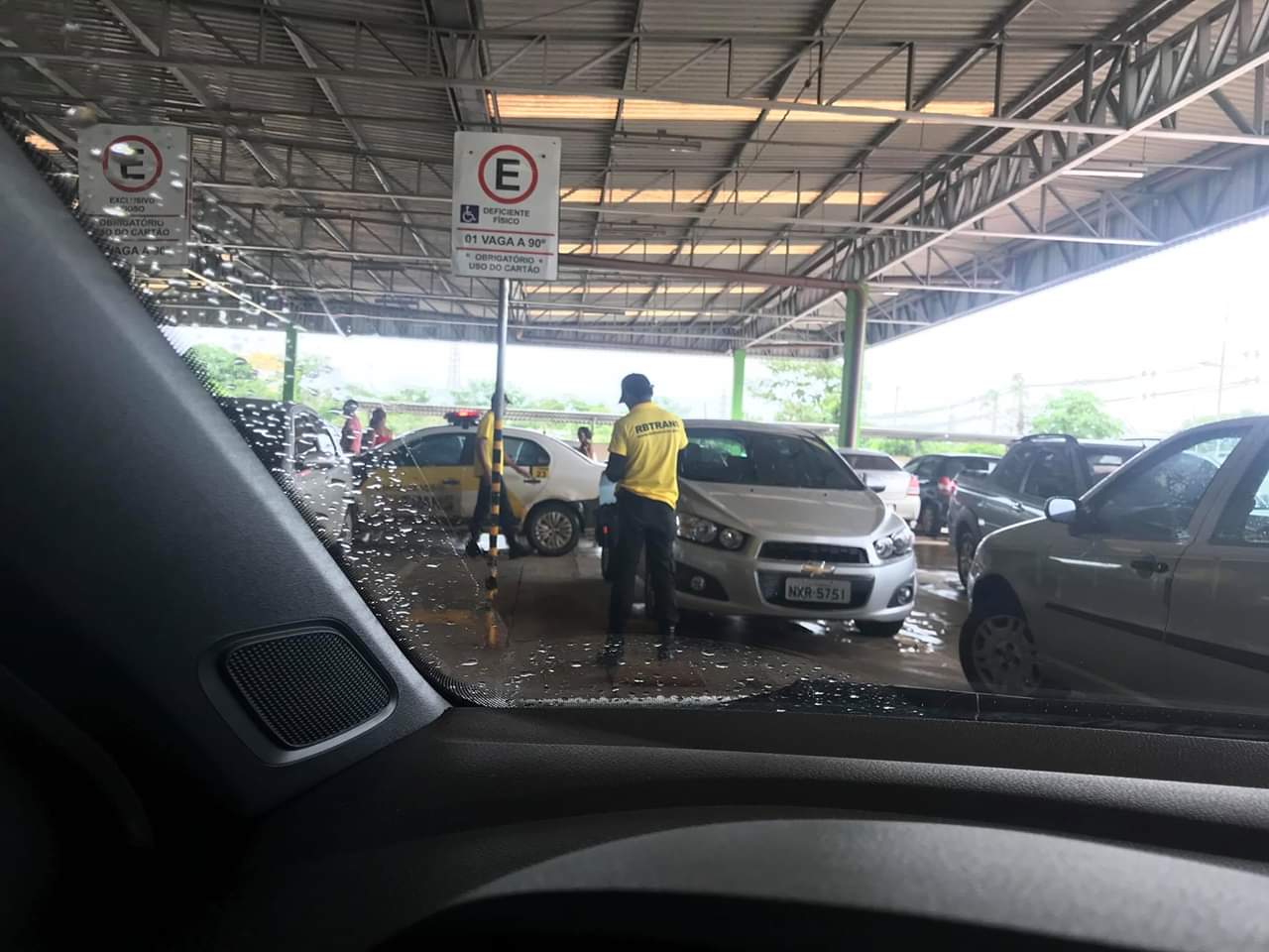 Clientes de supermercado que estacionam em vagas para idosos são multados em Rio Branco