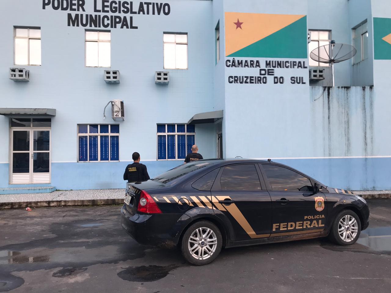 PF cumpre mandados contra candidatos eleitos suspeitos de compra de votos em Cruzeiro do Sul