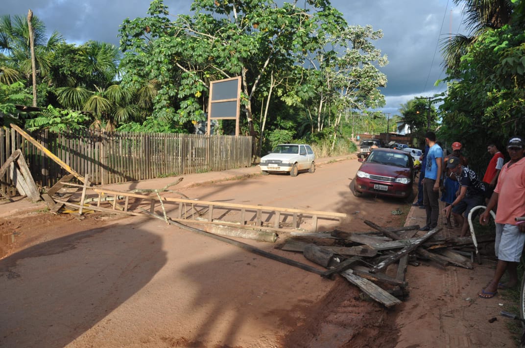 Moradores do Bom Jesus fecham acesso à localidade em protesto contra condições das vias