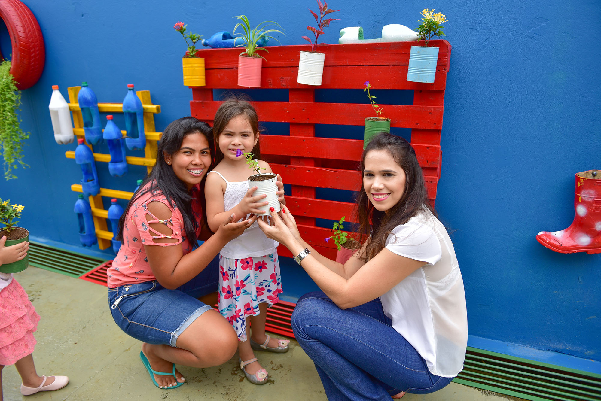 Plantando com os Curumins implanta jardim suspenso no solário da Creche Jacamim, no Oscar Passos