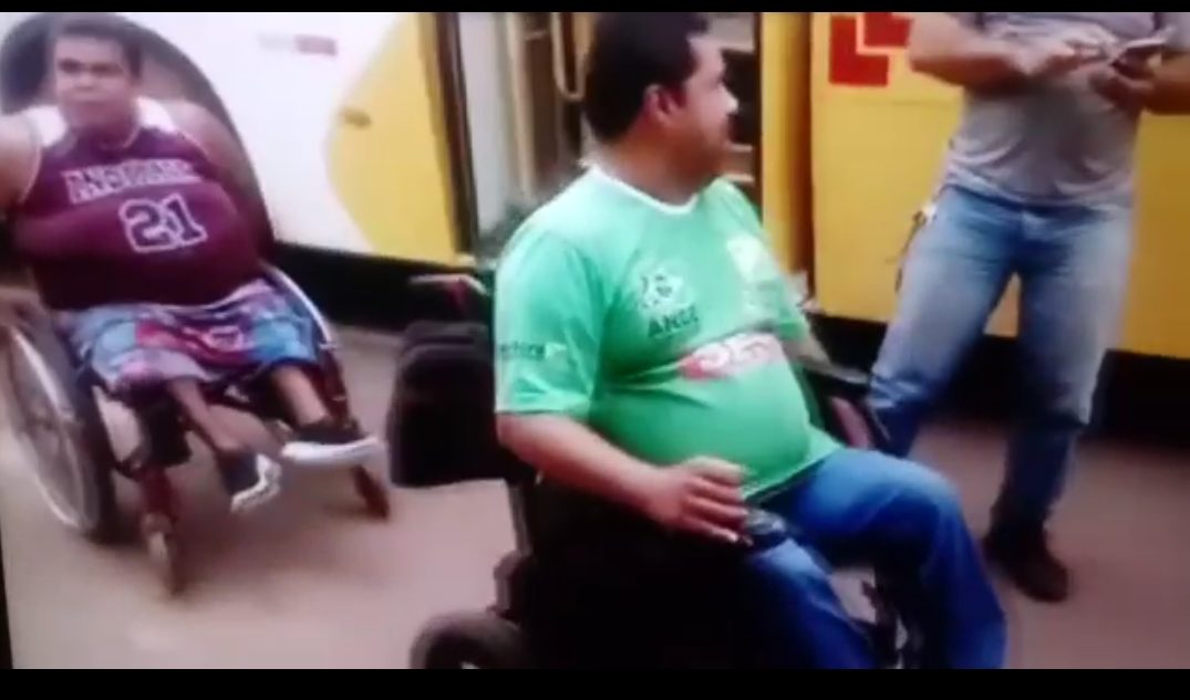 Com rampas quebradas em ônibus, cadeirantes esperam horas em paradas na capital