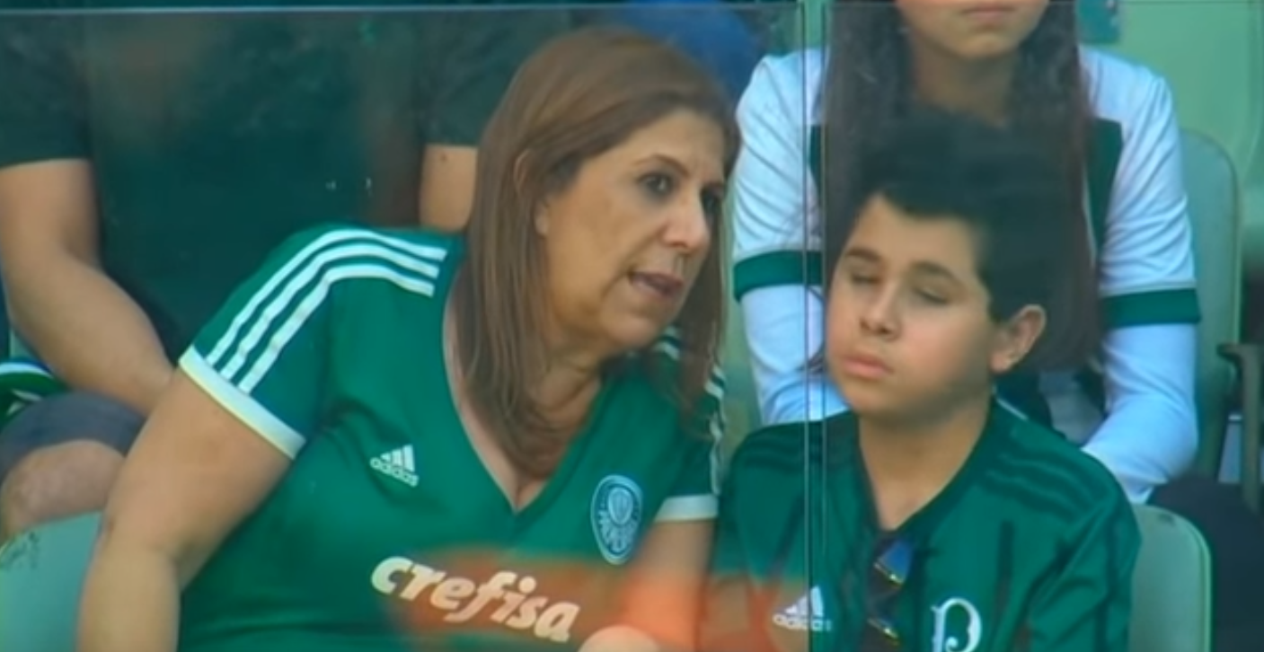 Vídeo de mãe narrando jogo para filho deficiente visual viralisa na web; veja