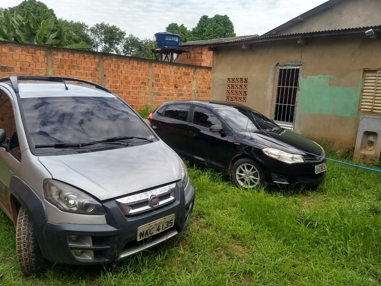Dois carros roubados são recuperados pela polícia em quintal de casa na capital