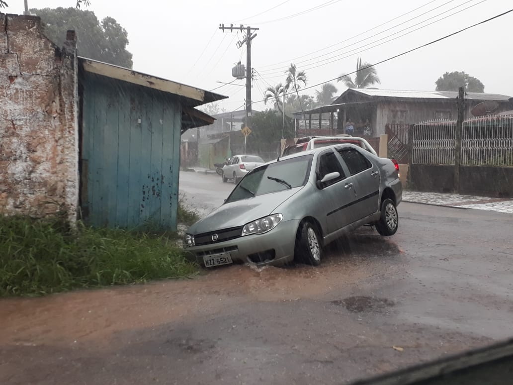 Carro cai em bueiro e lojas ficam alagadas durante chuva na capital; veja vídeo