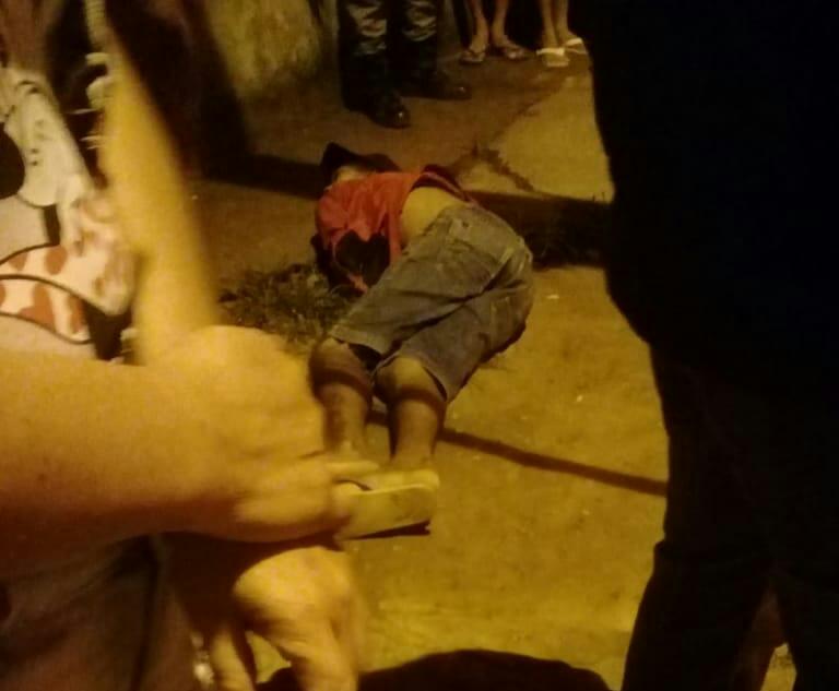 Homem morto a tiros tentou correr para dentro de sua casa para se livrar dos bandidos