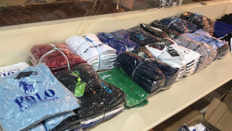 Fiscais da Fazenda apreendem mais de mil peças de roupas contrabandeadas da Bolívia