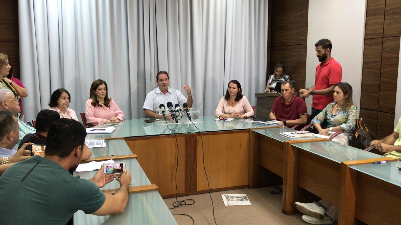Em coletiva de urgência, governador Tião Viana anuncia atraso no pagamento do 13º salário