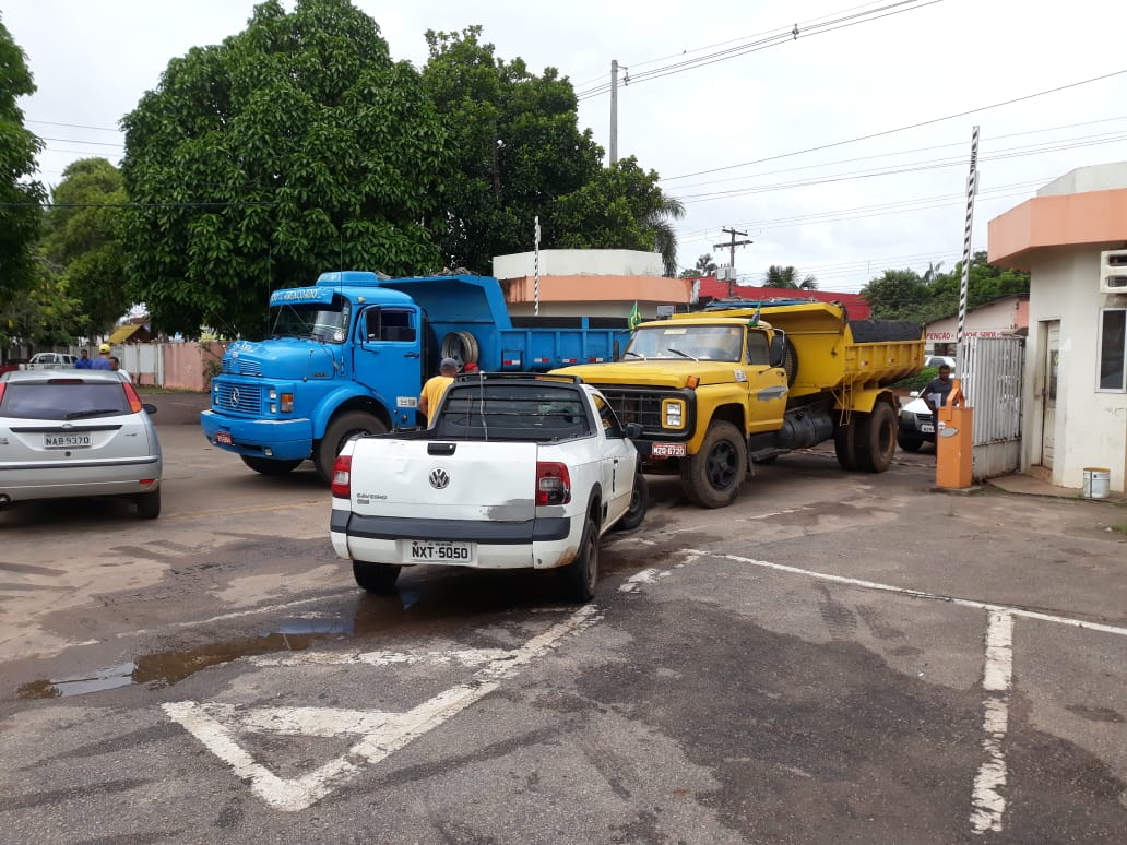 Sem receber do Estado, caçambeiros interditam o Deracre e prometem bloquear acesso à casa de Tião Viana