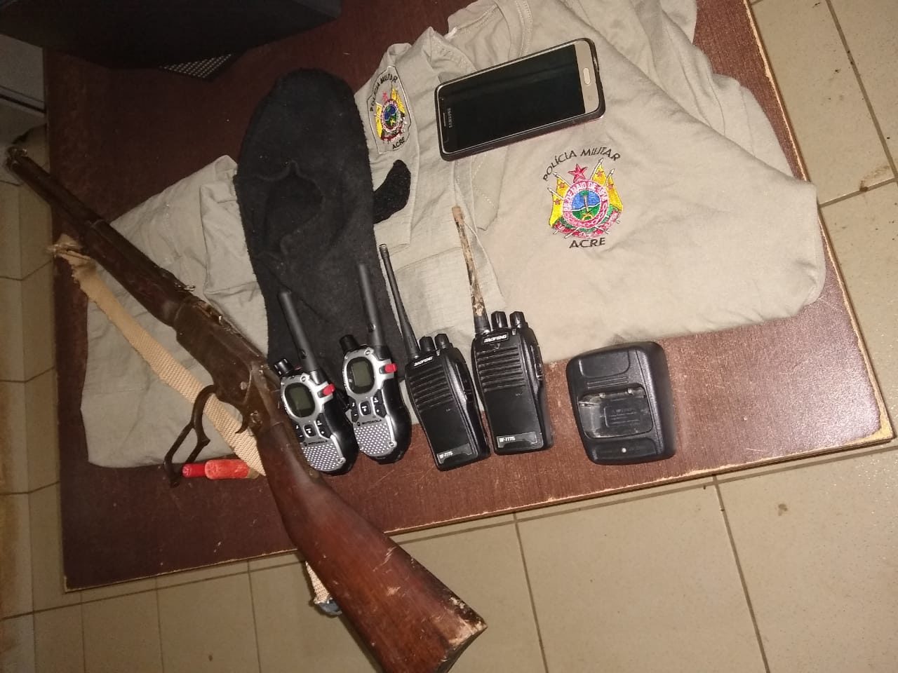 Dupla é presa com arma, rádios transmissores e farda da PM no João Eduardodesta