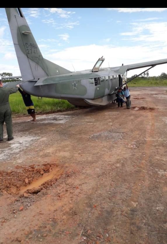 Avião do Exército fica atolado em pista de aeroporto no interior do Acre