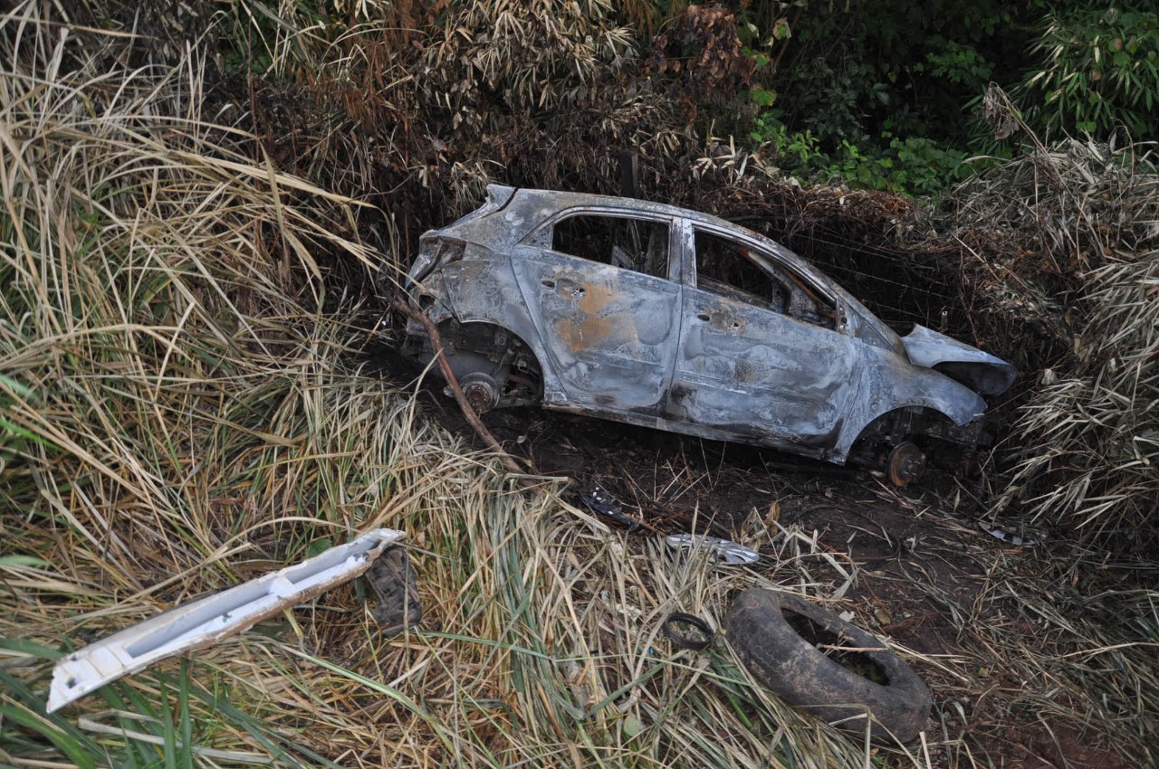 Carro cai em ribanceira e incendeia após motorista perder controle na Estrada de Porto Acre