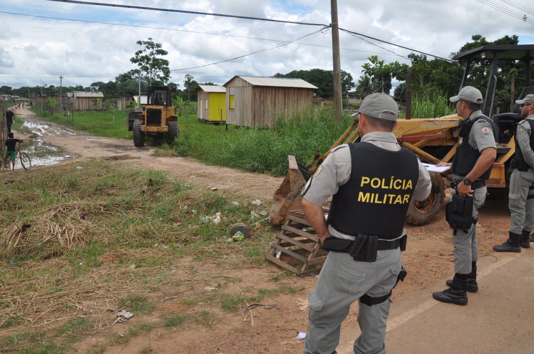 Mais de 100 famílias ficam desabrigadas após reintegração de posse no Vila Acre