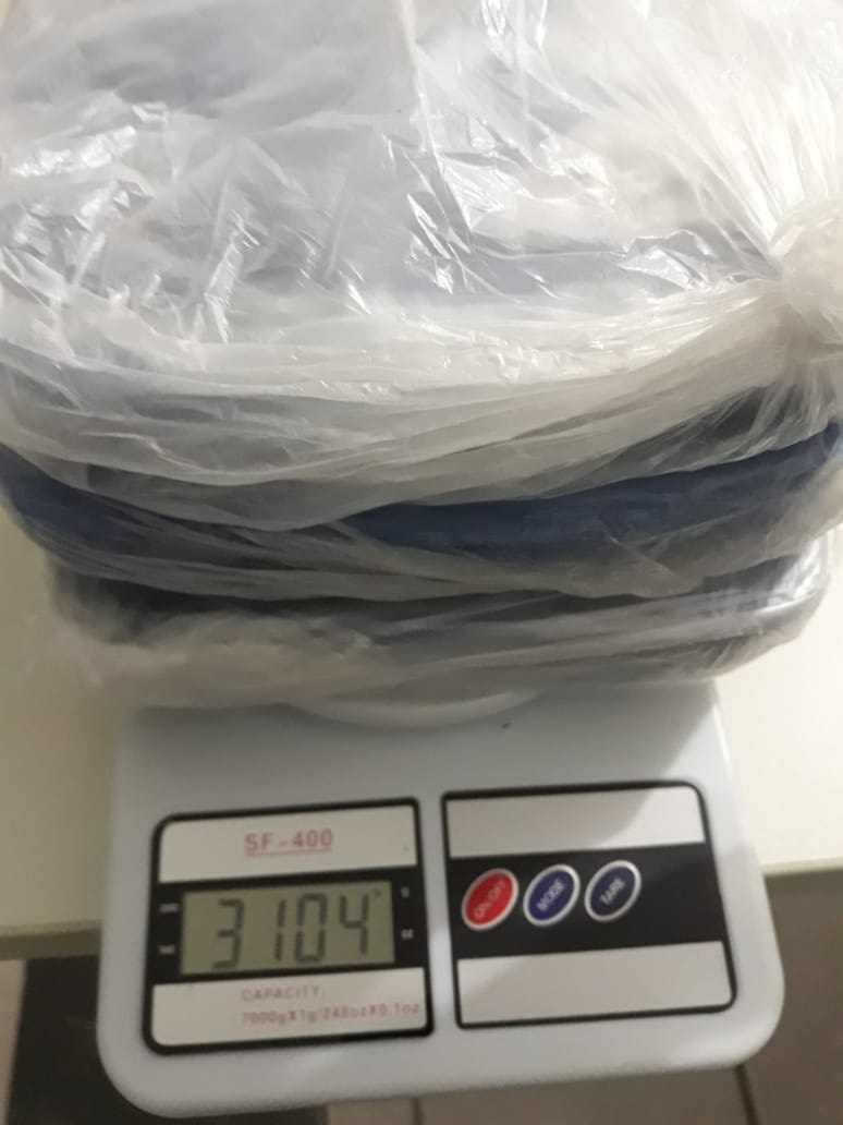 Após denúncia anônima, mulher é presa transportando 4 kg de drogas em mototáxi