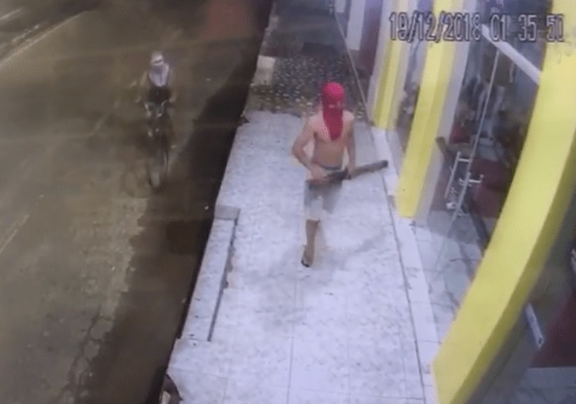 Mulheres com rostos encobertos são flagradas participando de assalto no Alto Acre