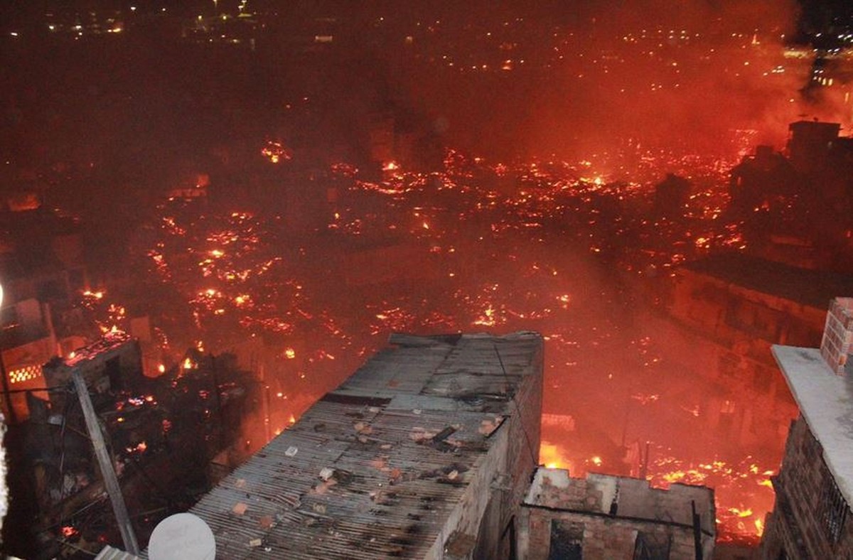 Incêndio de grandes proporções afeta cerca de 600 casas em Manaus