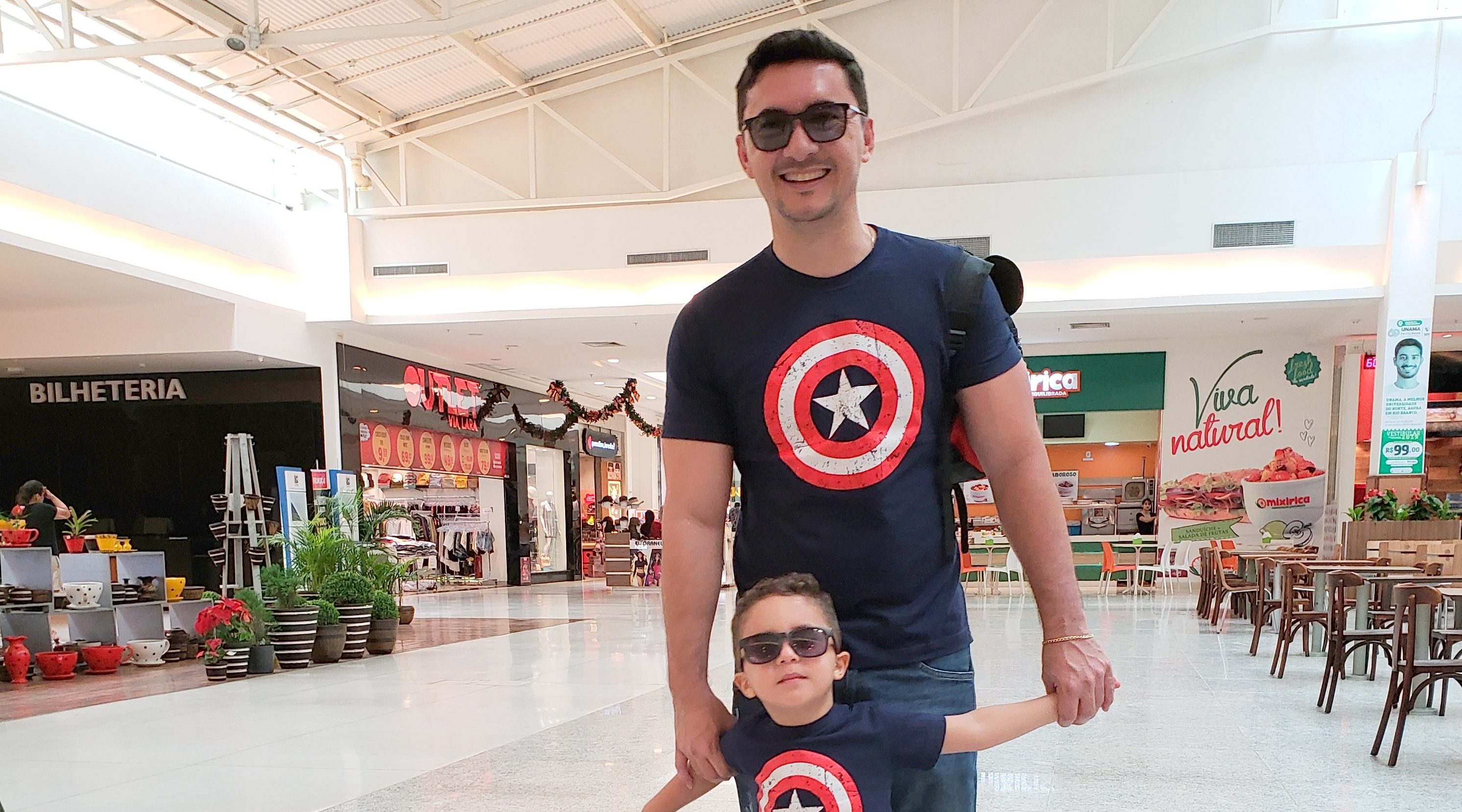 Pai e filho se vestem de Capitão América e chamam atenção no Via Verde Shopping