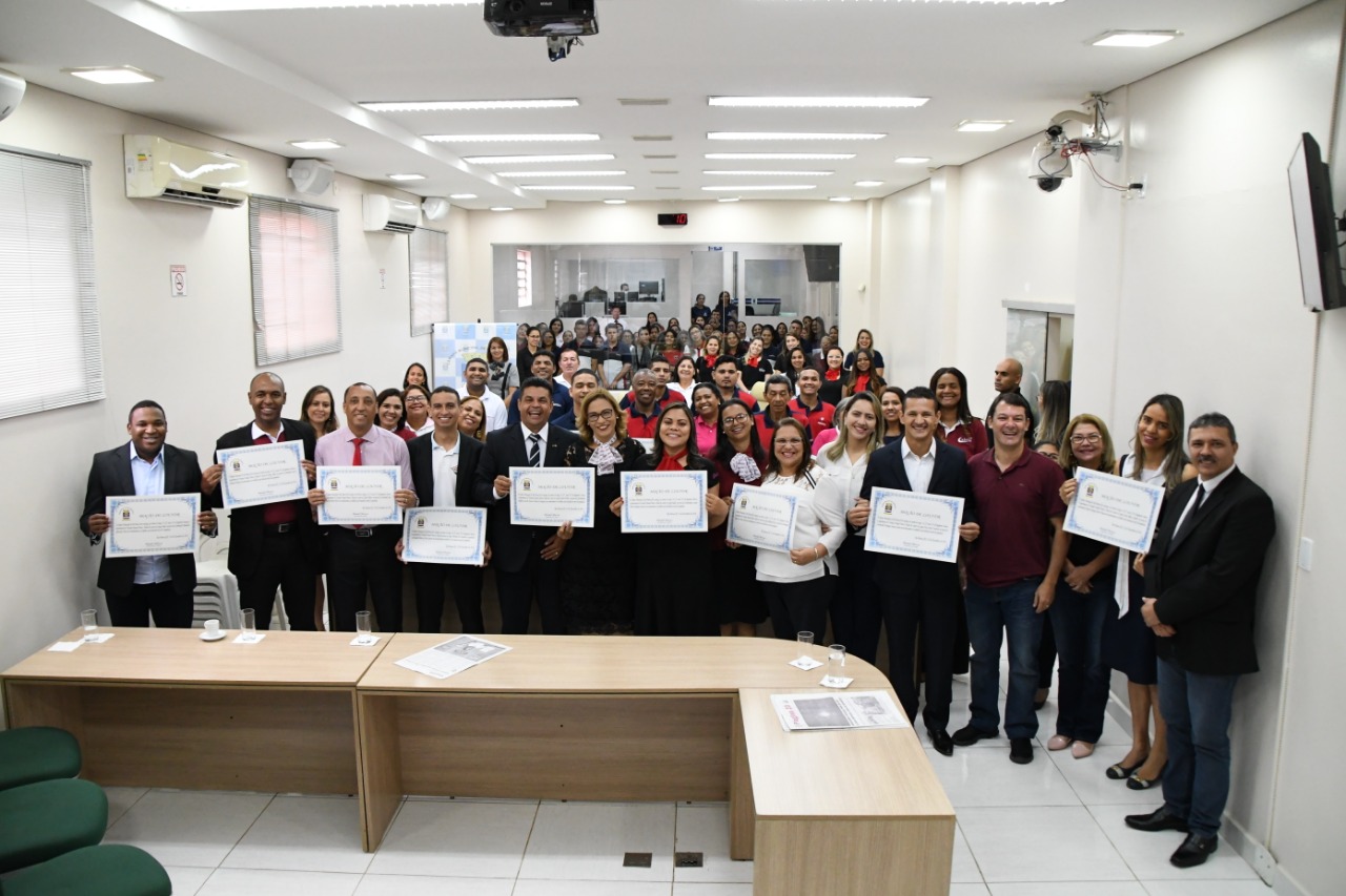 Manuel Marcos presta homenagem a grupos sociais na Câmara Municipal de Rio Branco