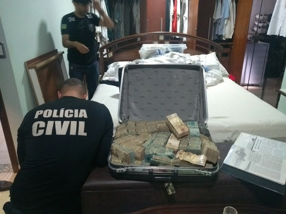 Mala com dinheiro achada em porão escondido de casa de João de Deus tinha R$ 1,2 milhão
