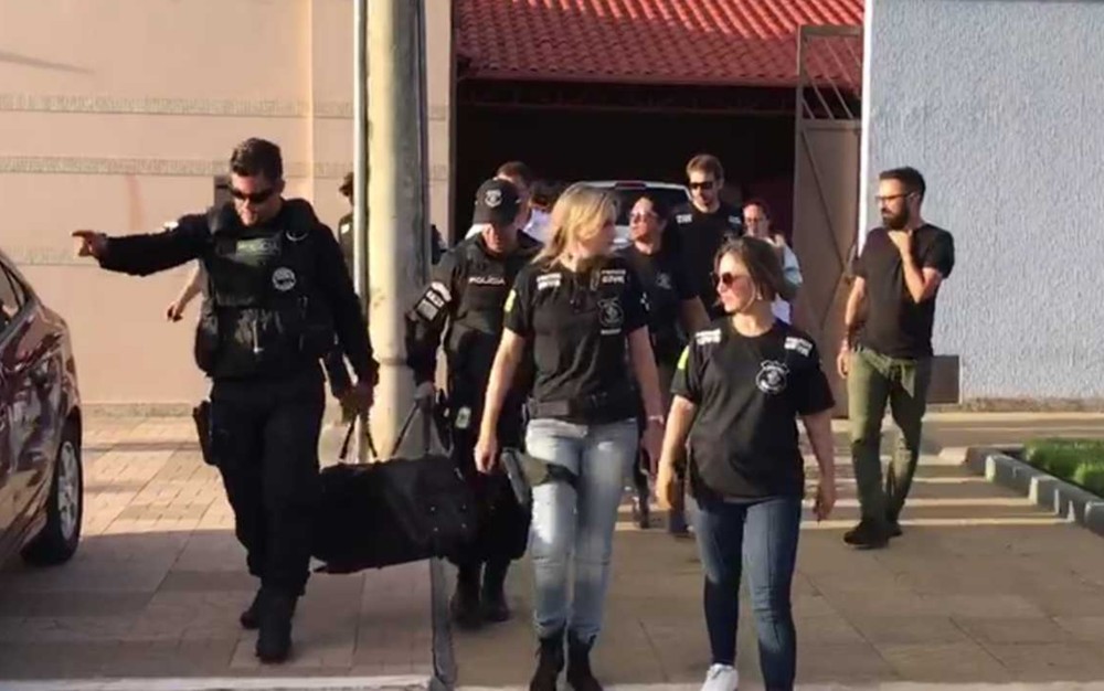 Polícia apreende mala com dinheiro e armas na casa do médium João de Deus
