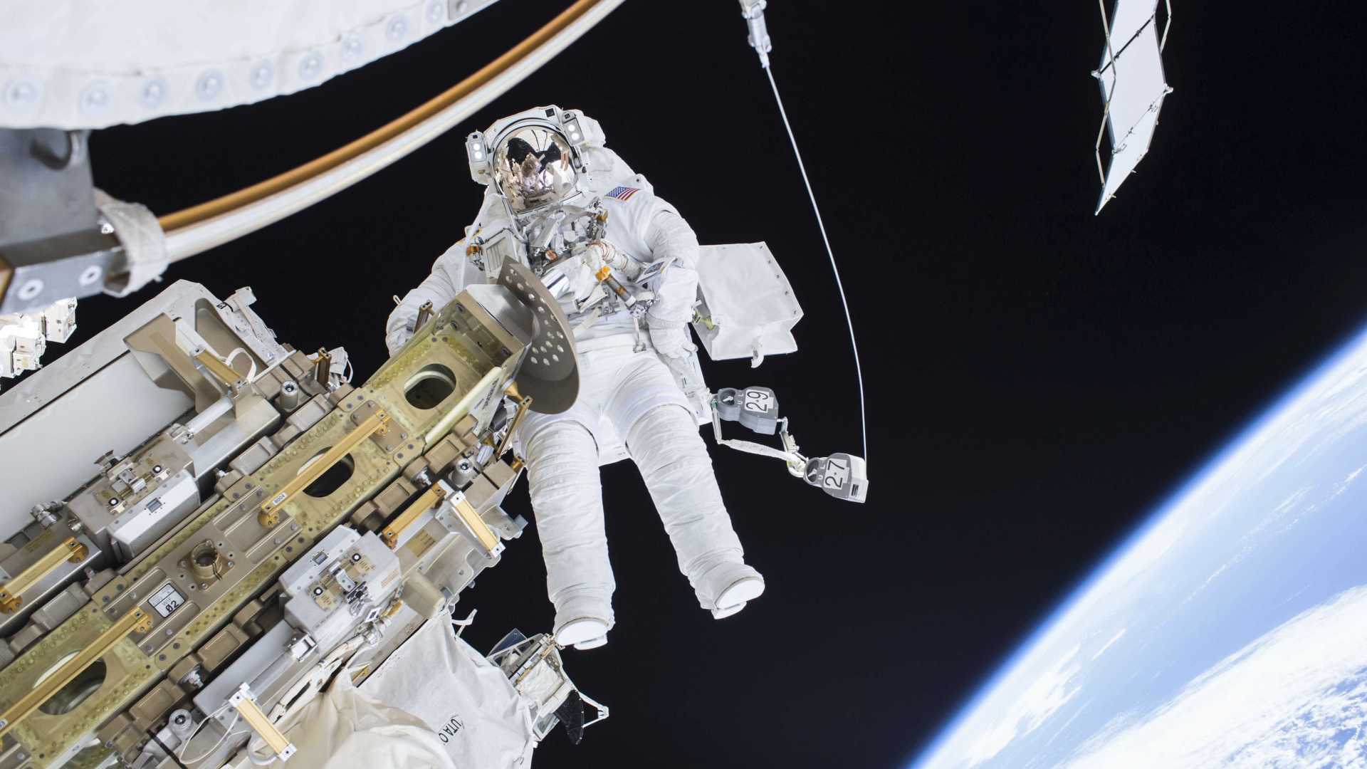 Três astronautas regressam à Terra após 197 dias no Espaço
