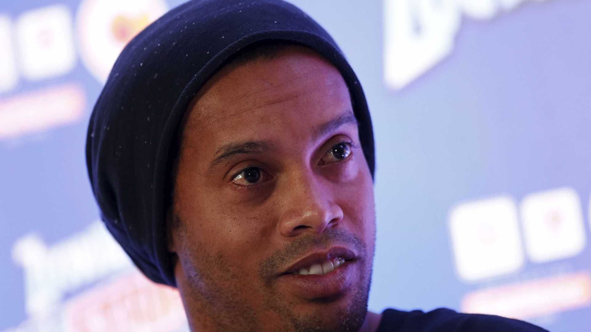 Ronaldinho Gaúcho ignora processos e divulga marcas pelo país