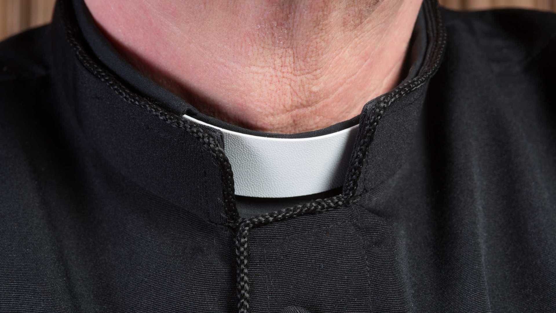 Padre é preso dentro de igreja suspeito de abusos sexuais contra crianças