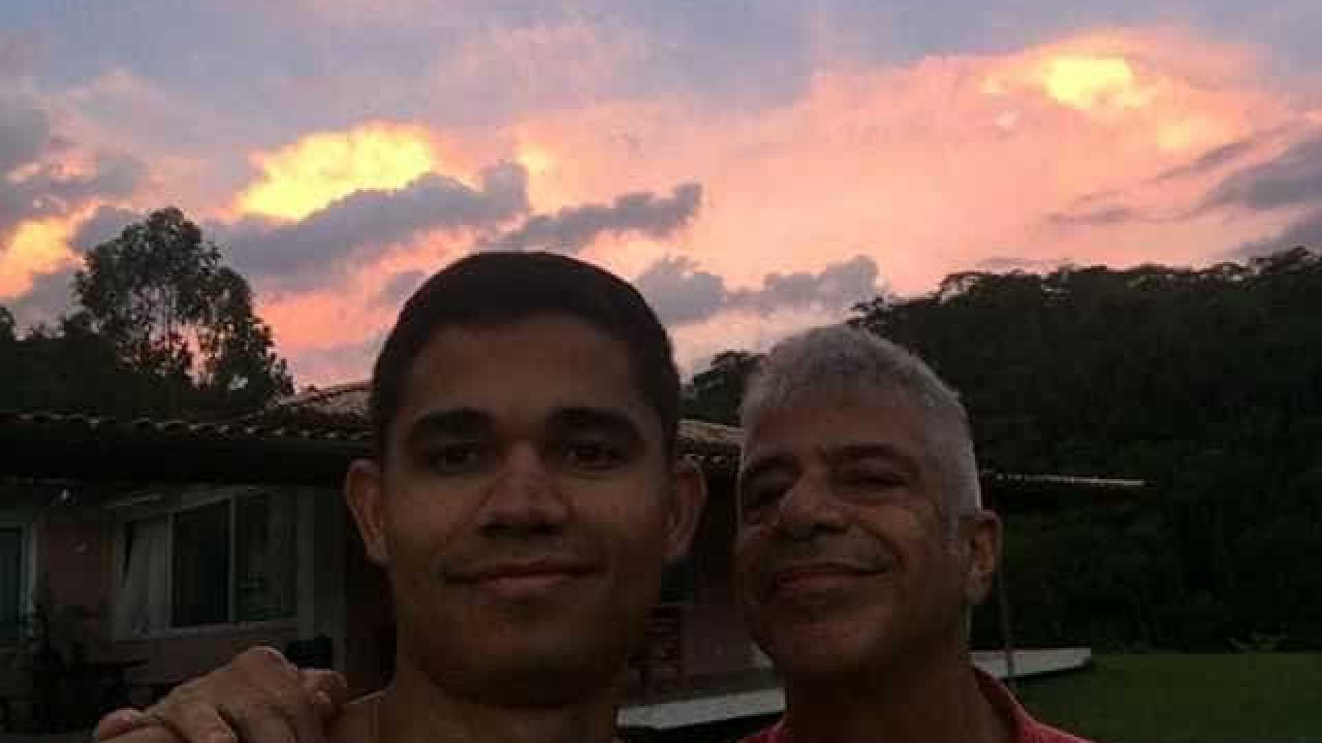 Com direito a alianças e música, Lulu festeja fim de ano com namorado