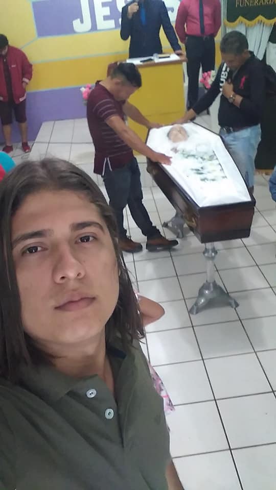 Jovem faz selfie do caixão da avó e escreve declaração de amor à matriarca da família