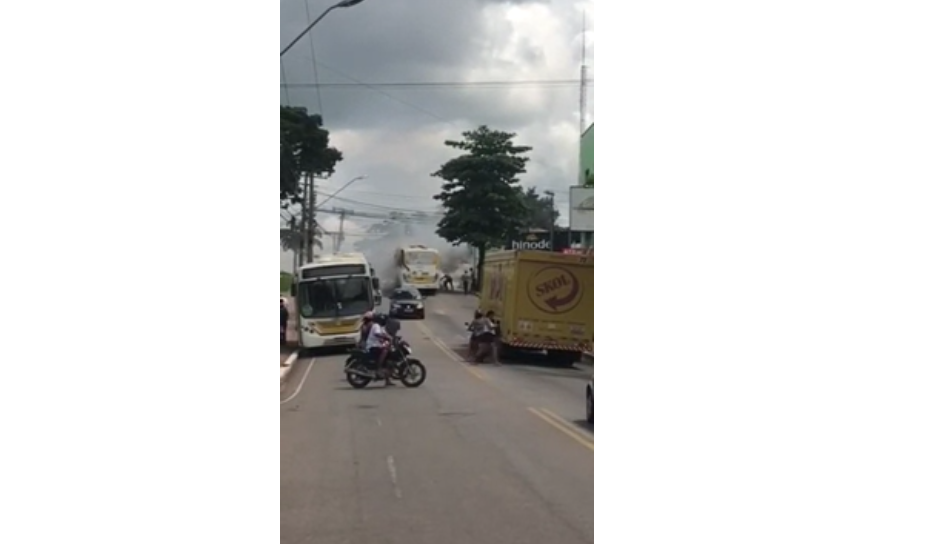 VÍDEO: Ônibus pega fogo na ladeira da maternidade; usuários precisaram pular janela