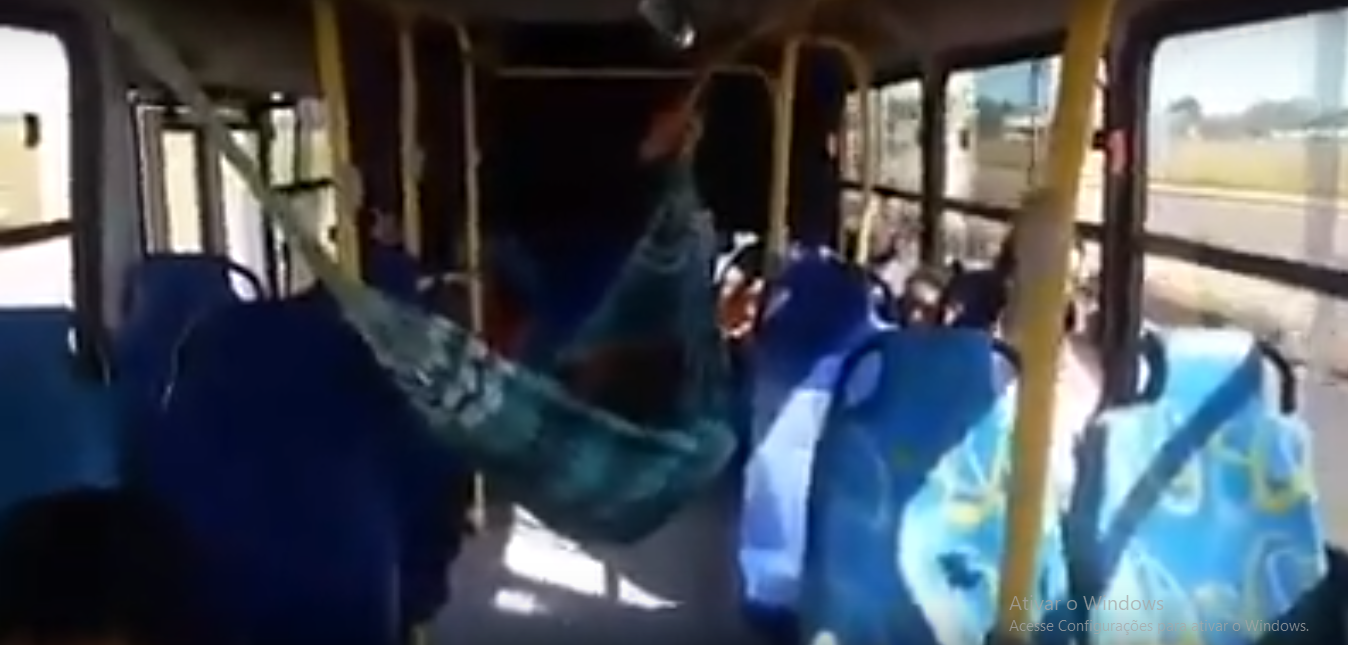 Jovens armam rede em ônibus para descansar durante viagem até a Vila Acre; veja o vídeo