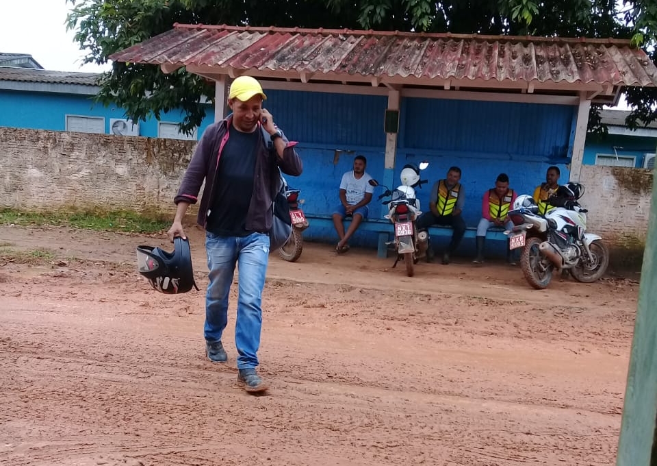 Vereador atola motocicleta em rua de Manoel Urbano e volta para casa a pé; moradores reclamam
