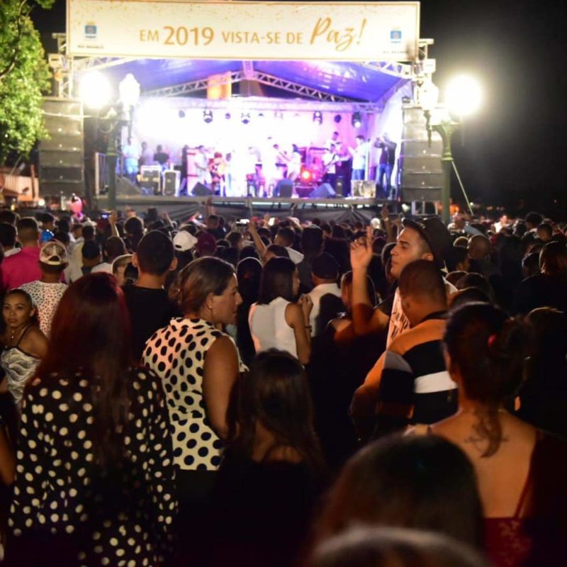 Na capital, acreanos "vestiram-se de paz" e celebraram chegada do ano novo; confira fotosdesta