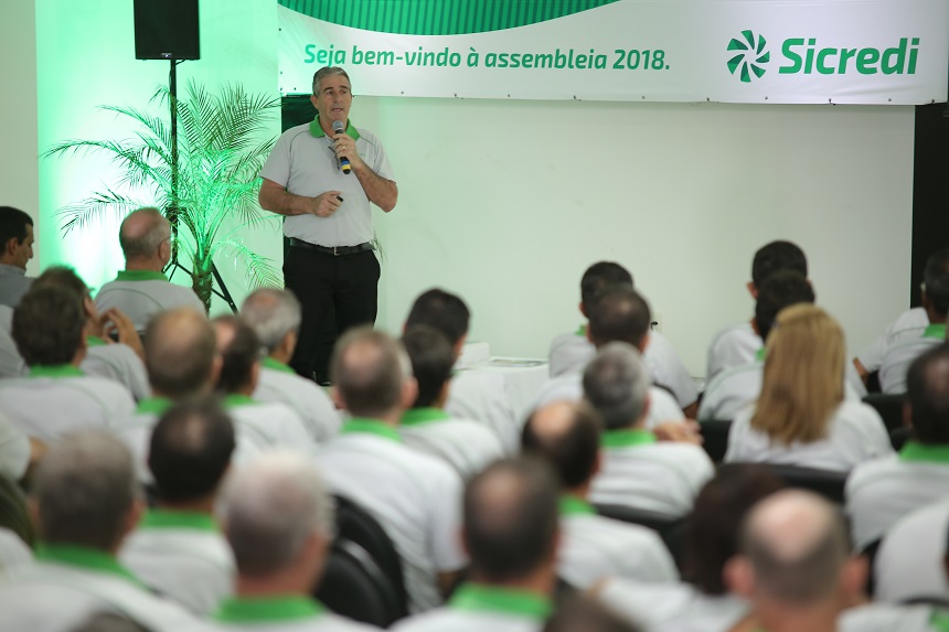 Sicredi atinge marca de 4 milhões de associados e comemora