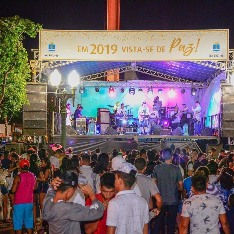 Na capital, acreanos "vestiram-se de paz" e celebraram chegada do ano novo; confira fotosdesta