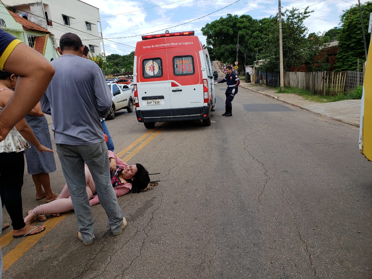Acidente de trânsito entre motocicleta e carro deixa condutora ferida, na Capital