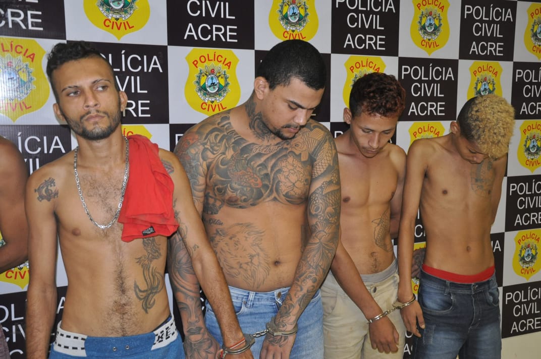 Polícia prende suspeito de homicídio e três por tráfico de drogas e porte ilegal de arma de fogo