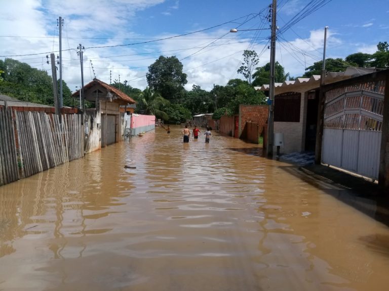 Igarapé São Francisco transborda e pode deixar várias famílias desabrigadas; veja vídeo