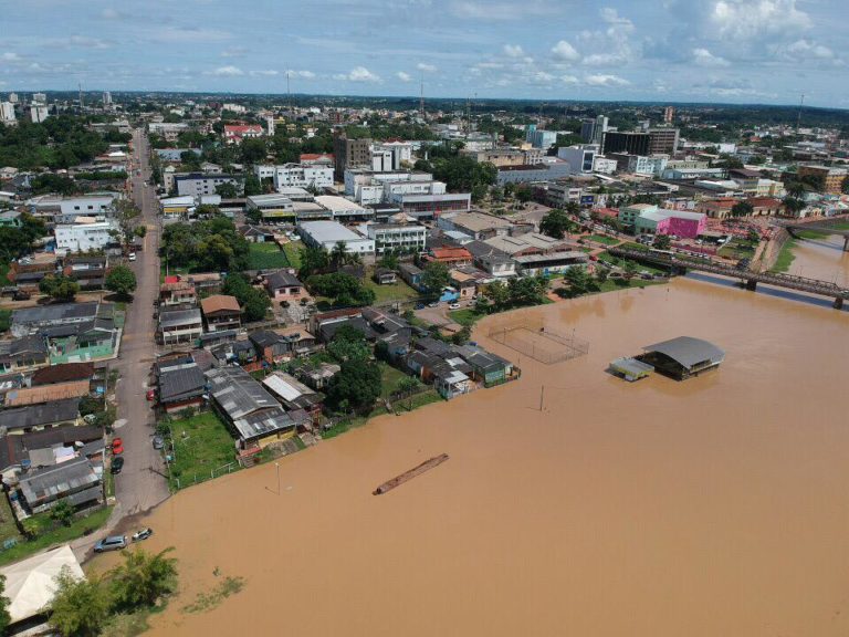 Rio Acre apresenta vazante e baixa 15 centímetros durante a noite de sábado, em Rio Branco