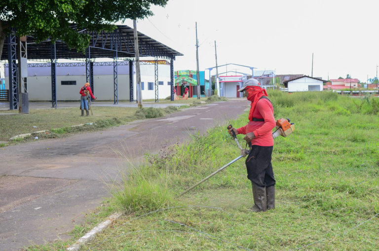 Prefeitura atua na limpeza e construção de abrigos no Parque de Exposições Wildy Viana