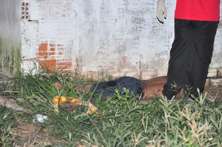 Bandidos de carro atiram e deixam 2 mortos e 2 feridos no loteamento Praia do Amapá