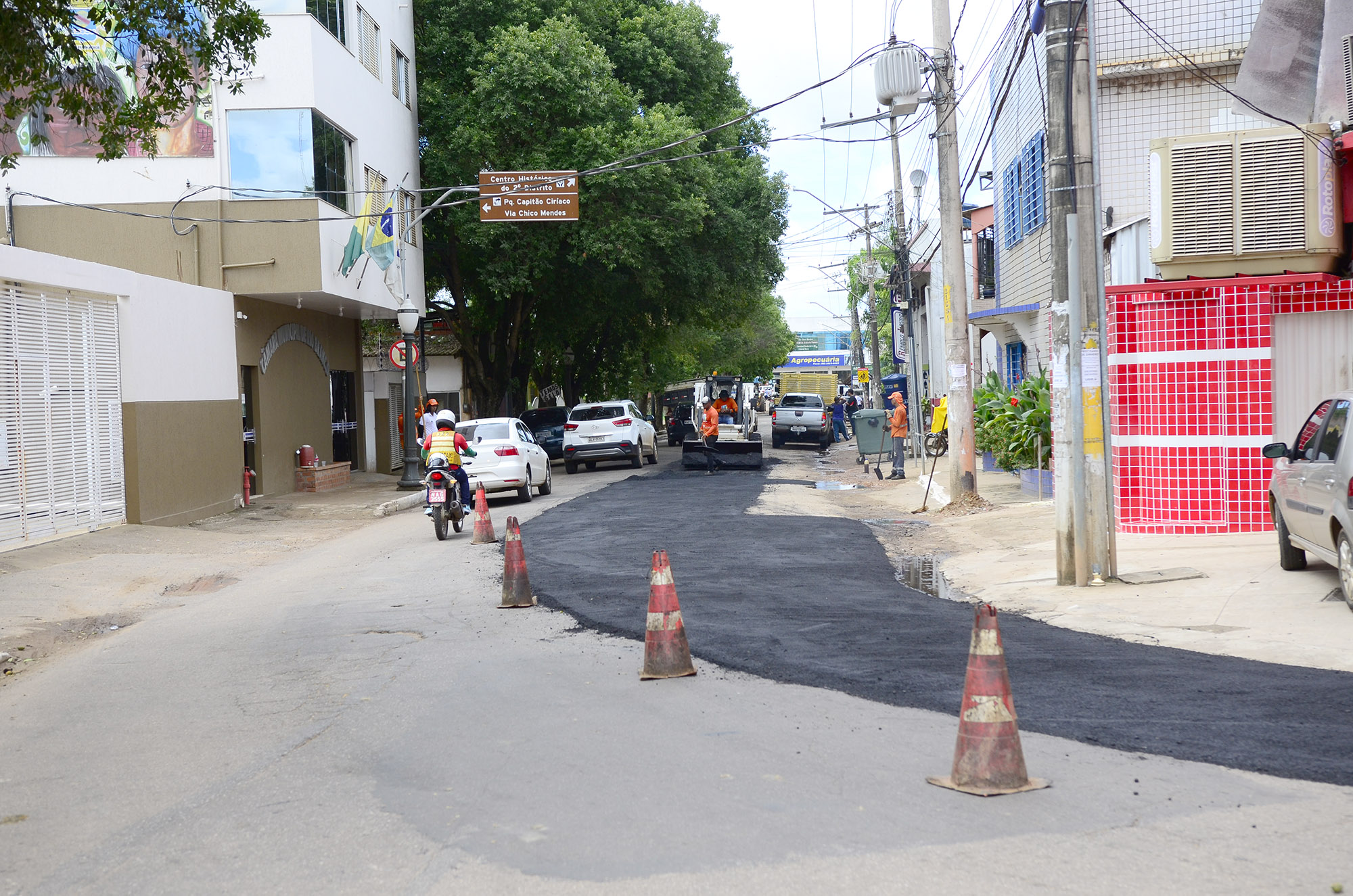 Prefeitura faz operação emergencial na Via Chico Mendes, principal corredor viário do Segundo Distrito