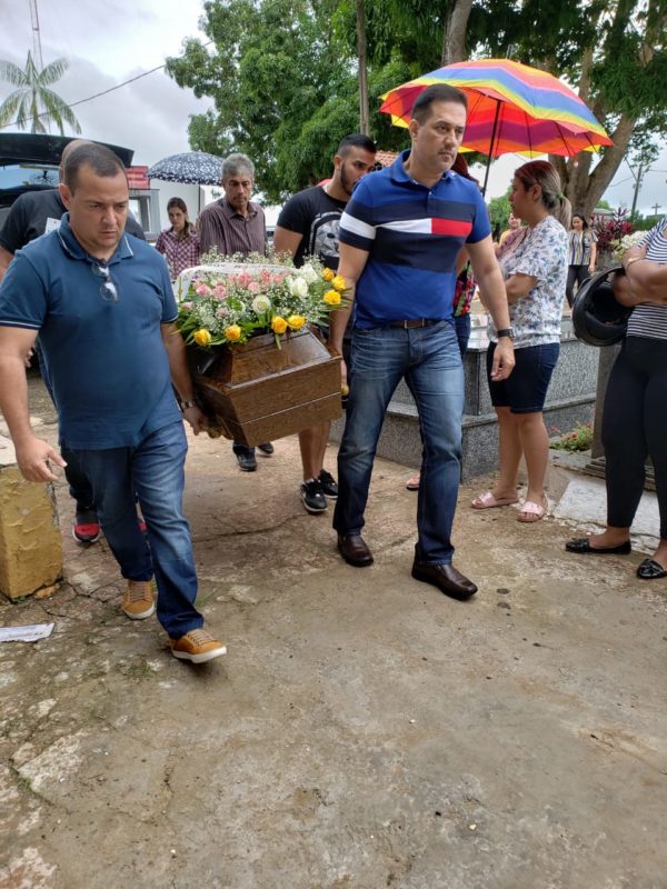 Sepultamento de Lino Duarte, pai do futuro chefe da Casa Civil, é marcado por dor e comoção